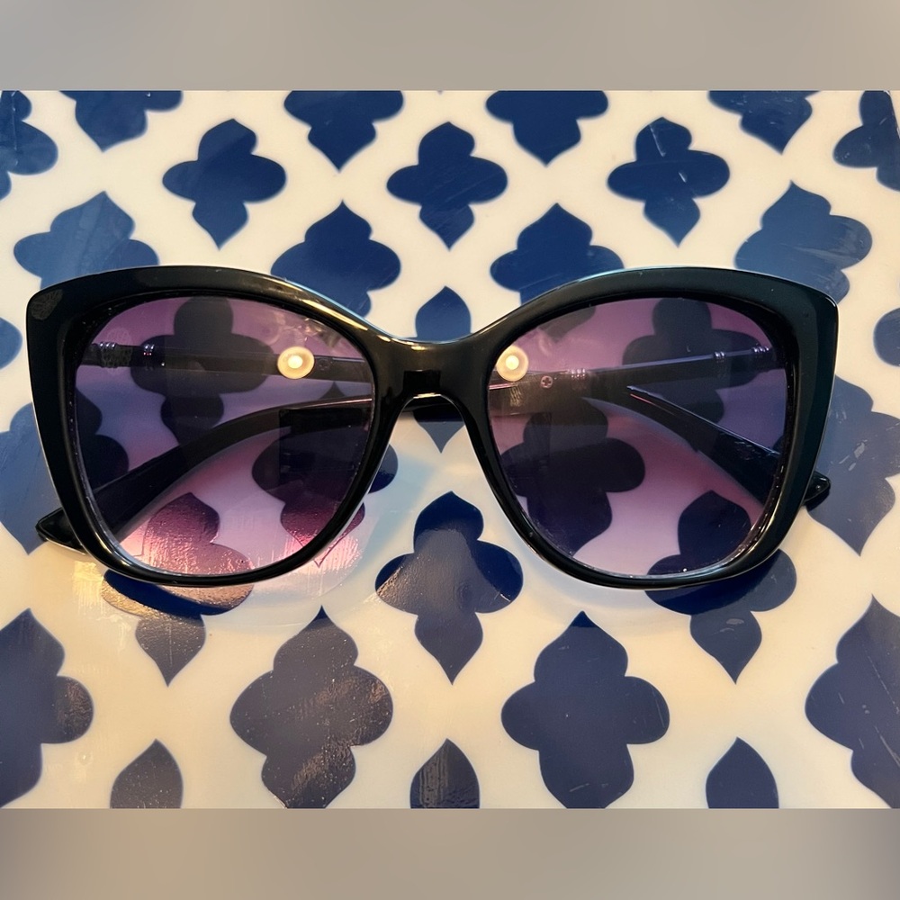 Chic Black Sunglasses